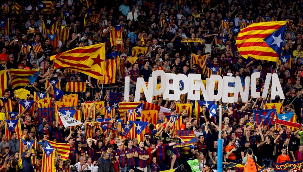 Aficionados del Barcelona muestran banderas "esteladas" durante el partido