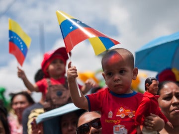 Los venezolanos ejercen su derecho al voto en los colegios electorales