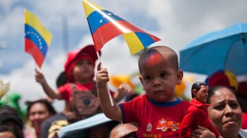 Los venezolanos ejercen su derecho al voto en los colegios electorales