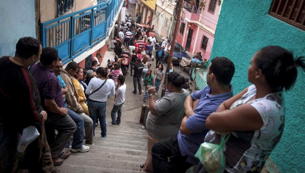 Venezolanos haciendo cola para votar por su candidato