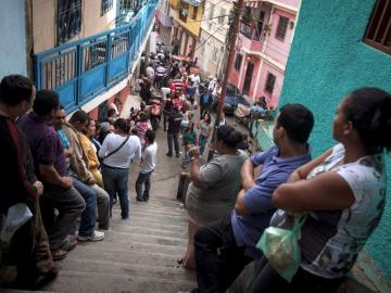 Venezolanos haciendo cola para votar por su candidato