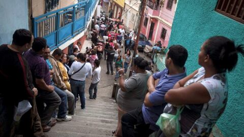 Venezolanos haciendo cola para votar por su candidato
