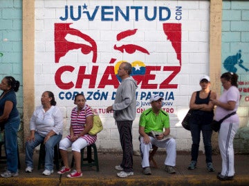 Los votantes esperan a poder votar en Caracas 