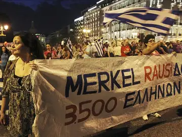 Pancarta en la que se puede leer "Fuera Merkel" durante la manifestación Pancarta en la que se puede leer "Fuera Merkel" durante la manifestación
