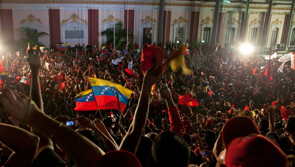 Seguidores del oficialismo celebran el triunfo electoral del presidente de Venezuela, Hugo Chávez