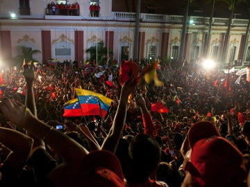 Seguidores del oficialismo celebran el triunfo electoral del presidente de Venezuela, Hugo Chávez