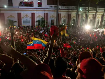 Seguidores del oficialismo celebran el triunfo electoral del presidente de Venezuela, Hugo Chávez Seguidores del oficialismo celebran el triunfo electoral del presidente de Venezuela, Hugo Chávez