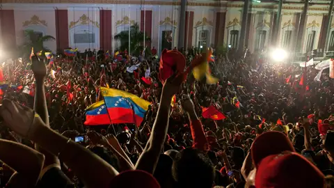 Seguidores del oficialismo celebran el triunfo electoral del presidente de Venezuela, Hugo Chávez Seguidores del oficialismo celebran el triunfo electoral del presidente de Venezuela, Hugo Chávez
