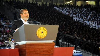 Morsi perdona a todos los manifestantes detenidos para celebrar sus cien días como presidente