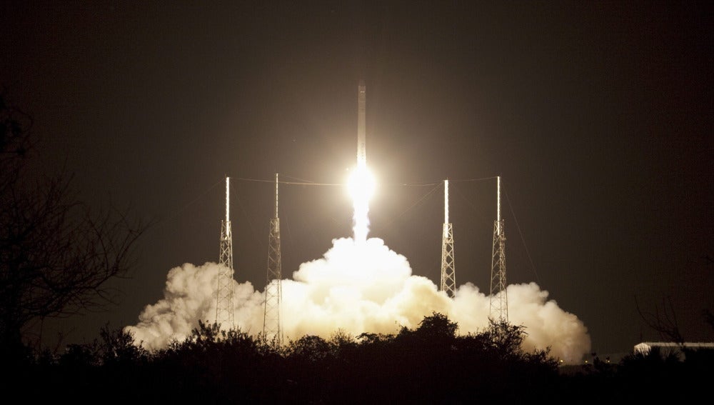 Despegue del cohete SpaceX Falcon 9 y la cápsula Dragon