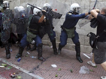 Choque entre manifestantes y policía griega