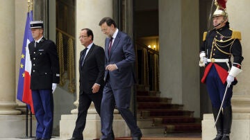Rajoy sale del palacio del Elíseo en París junto a Hollande