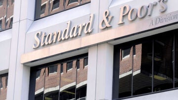  La agencia de calificación Standard & Poor's rebaja la nota de España en dos escalones.