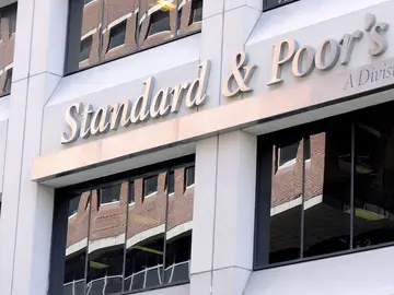 La agencia de calificación Standard & Poor's rebaja la nota de España en dos escalones. La agencia de calificación Standard & Poor's rebaja la nota de España en dos escalones.
