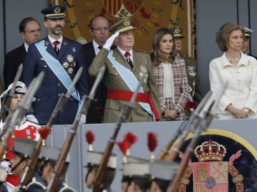 Los Reyes y los Príncipes durante el desfile de la Fiesta Nacional