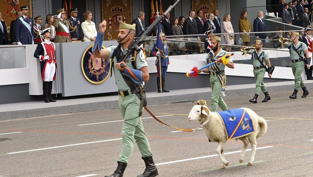 La Legión con la cabra durante el desfile
