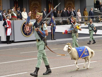 La Legión con la cabra durante el desfile