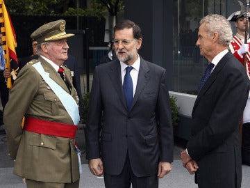 El Rey, Mariano Rajoy y el ministro Morenés en la Fiesta Nacional