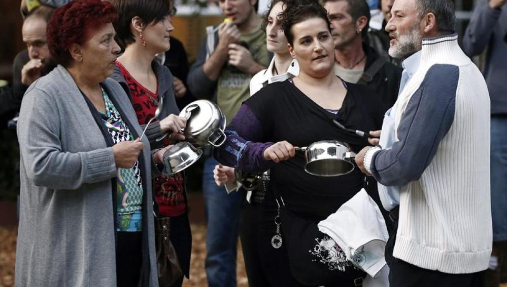 Cacerolada frente al Parlamento de Navarra