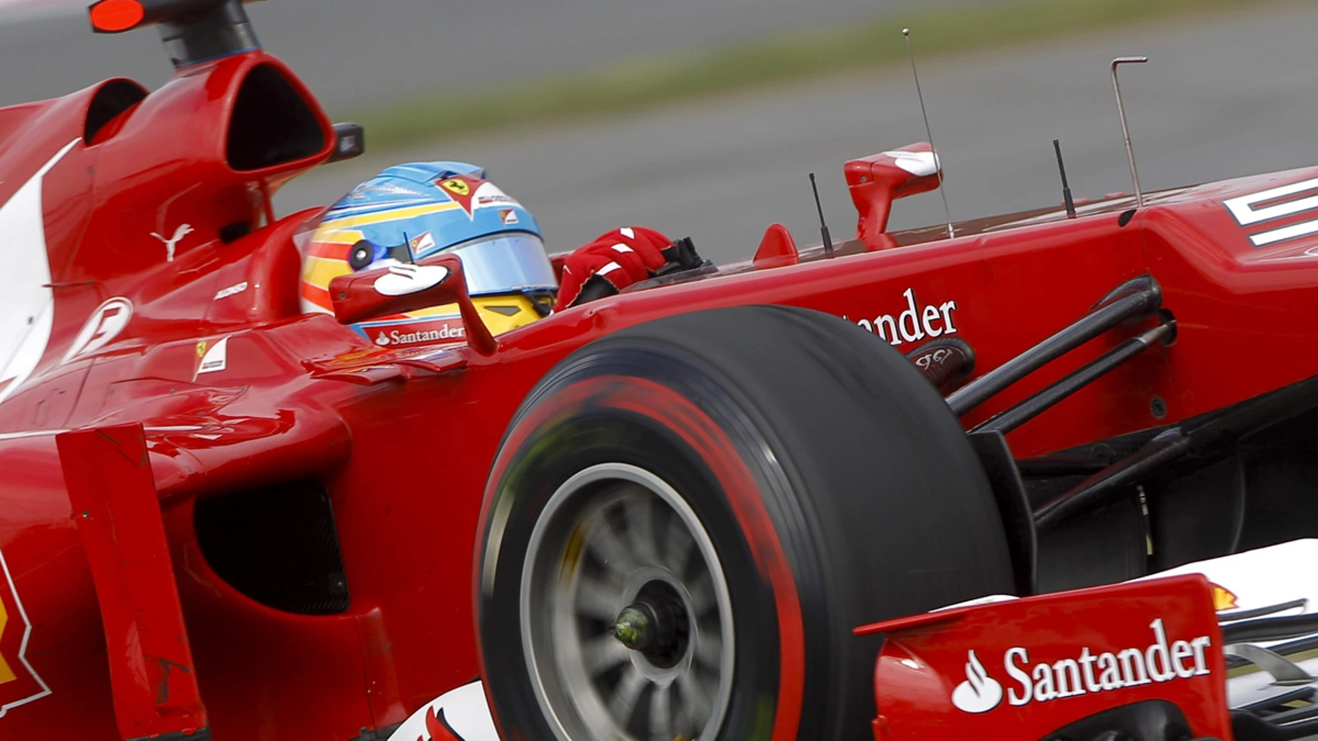Alonso, de cerca en su Ferrari