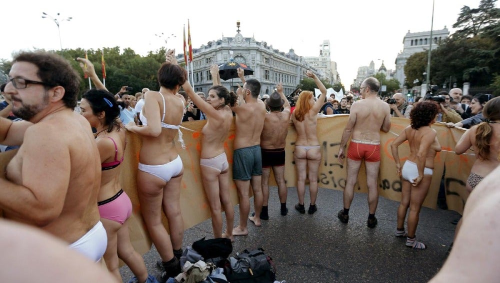 Varias personas durante la manifestación-cacerolada internacional 