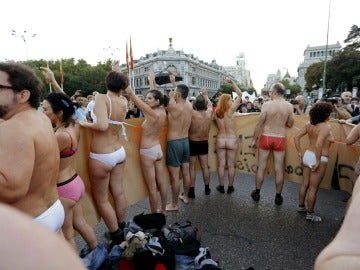 Varias personas durante la manifestación-cacerolada internacional 