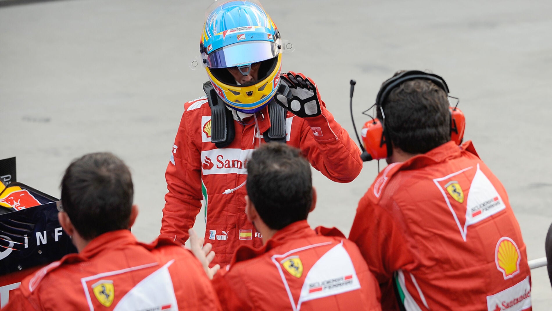 Fernando Alonso saluda a sus mec&aacute;nicos tras acabar el GP de Corea