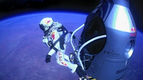  Felix Baumgartner durante su salto estratosf&eacute;rico