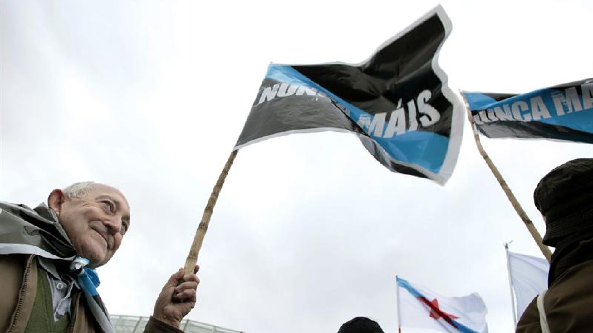 Integrantes de la plataforma Nunca Mais se manifiestan frente a ExpoCoru&ntilde;a, donde se celebra el juicio.
