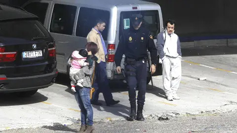 Un agente de la Policía Nacional junto a ciudadanos chinos Un agente de la Policía Nacional junto a ciudadanos chinos
