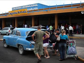 Viajeros cubanos en el aeropuerto de La Habana