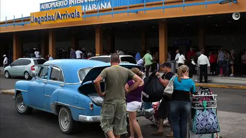Viajeros cubanos en el aeropuerto de La Habana Viajeros cubanos en el aeropuerto de La Habana