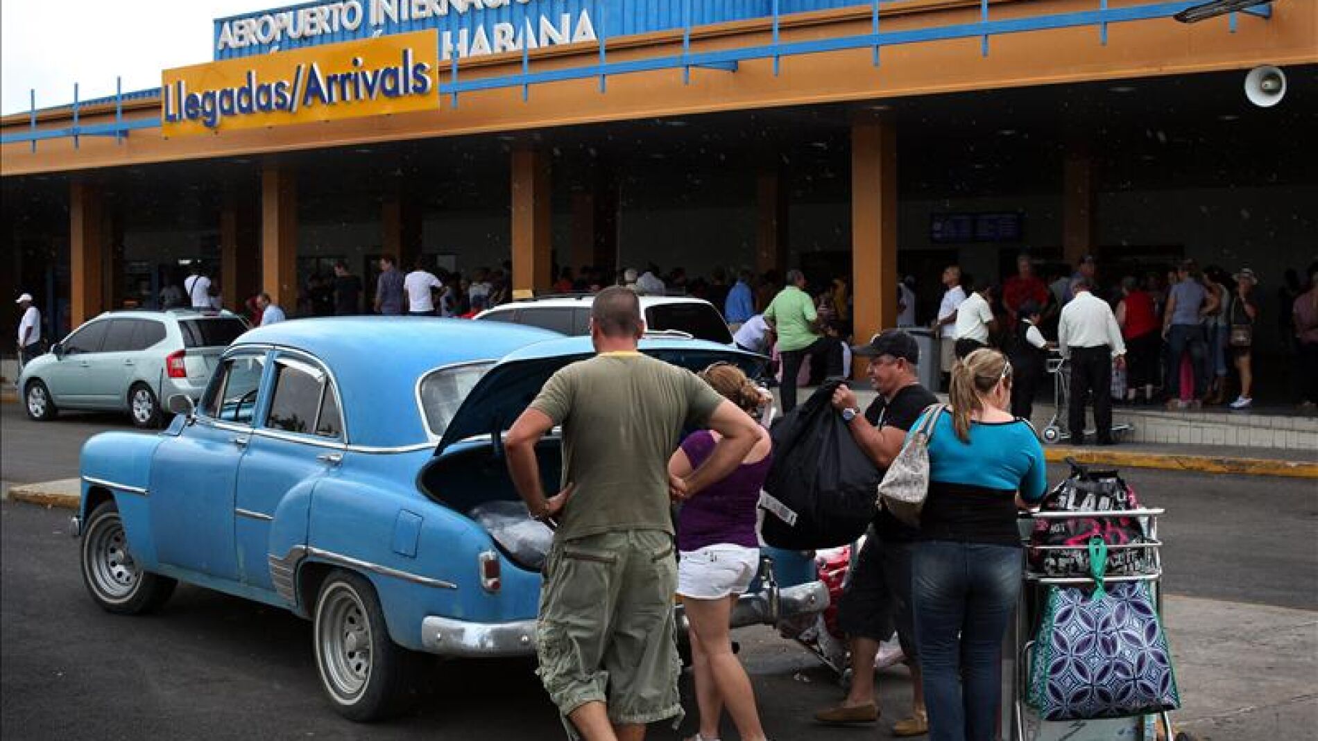 Viajeros cubanos en el aeropuerto de La Habana
