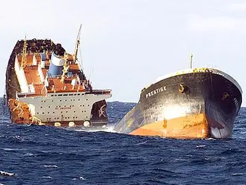 El Prestige se hunde frente a las costas gallegas El Prestige se hunde frente a las costas gallegas