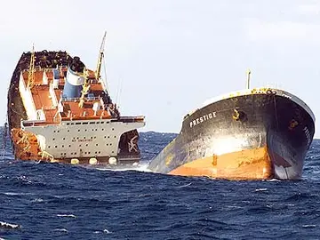 El Prestige se hunde frente a las costas gallegas El Prestige se hunde frente a las costas gallegas