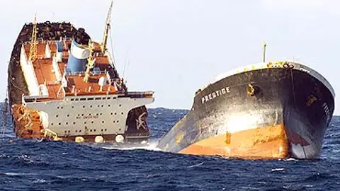 El Prestige se hunde frente a las costas gallegas El Prestige se hunde frente a las costas gallegas