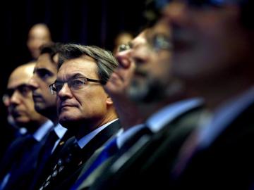 El presidente de la Generalitat, Artur Mas, acompañado de varios miembros del cuerpo consular acreditado en Cataluña