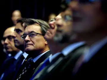 El presidente de la Generalitat, Artur Mas, acompañado de varios miembros del cuerpo consular acreditado en Cataluña El presidente de la Generalitat, Artur Mas, acompañado de varios miembros del cuerpo consular acreditado en Cataluña