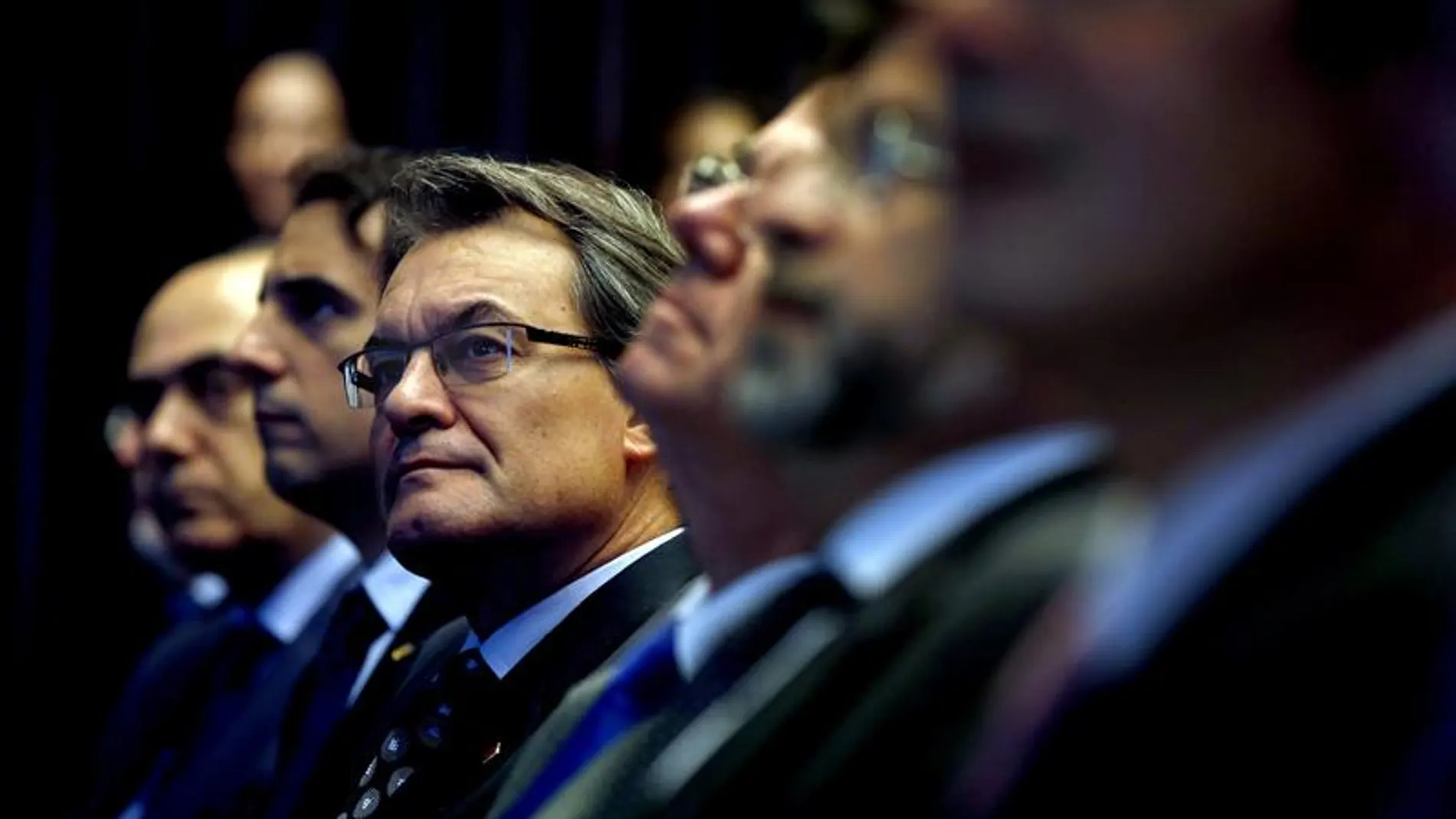 El presidente de la Generalitat, Artur Mas, acompañado de varios miembros del cuerpo consular acreditado en Cataluña El presidente de la Generalitat, Artur Mas, acompañado de varios miembros del cuerpo consular acreditado en Cataluña