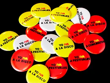 Chapas de la campaña "Yo 'IVA' a...", promovida por el sector del espectáculo Chapas de la campaña "Yo 'IVA' a...", promovida por el sector del espectáculo