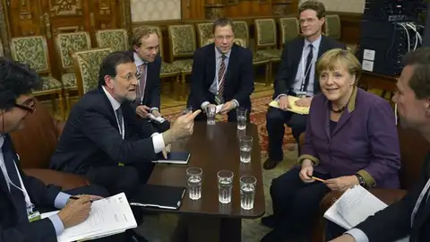 Rajoy mantiene un encuentro con Merkel en Bucarest Rajoy mantiene un encuentro con Merkel en Bucarest