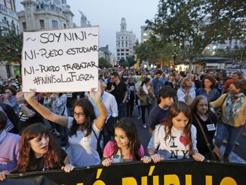 Varios miles de estudiantes y padres de alumnos en una manifestación