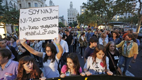 Varios miles de estudiantes y padres de alumnos en una manifestaci&oacute;n