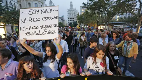 Varios miles de estudiantes y padres de alumnos en una manifestación Varios miles de estudiantes y padres de alumnos en una manifestación