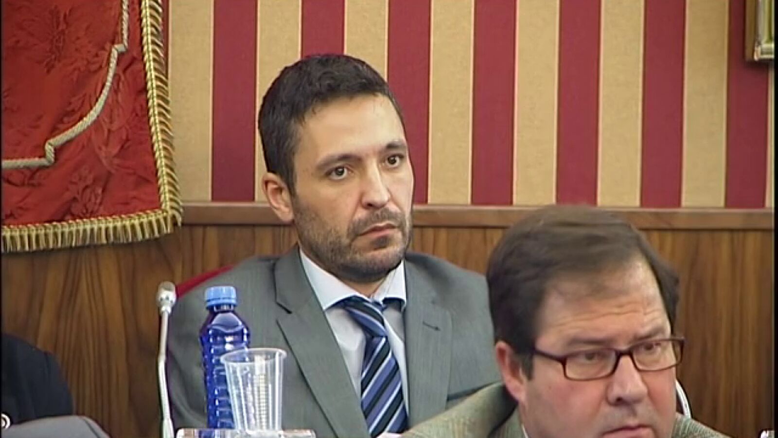El alcalde de Burgos suspende al concejal que supuestamente gastó 207.000 euros en móvil