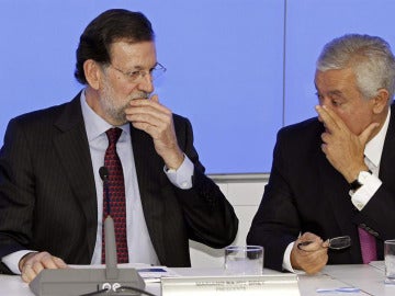 Rajoy conversa con Arenas durante la Ejecutiva del PP Rajoy conversa con Arenas durante la Ejecutiva del PP