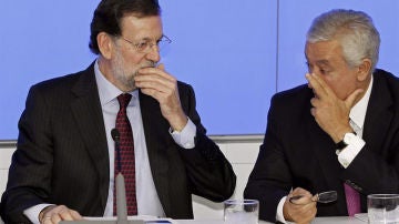 Rajoy conversa con  Arenas durante la Ejecutiva del PP