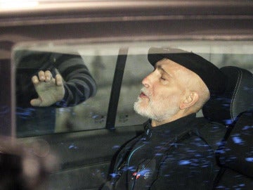 El preso de ETA enfermo de cáncer sentado en el coche tras salir del Hospital Donostia 