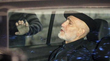 El preso de ETA enfermo de cáncer sentado en el coche tras salir del Hospital Donostia 