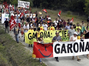 Pancartas en una marcha contra la Central Nuclear de Garoña 